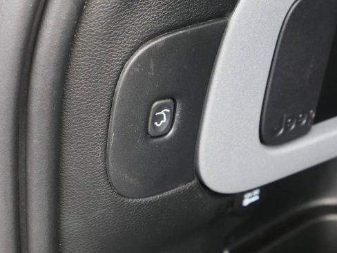 Used 2018 Jeep Cherokee Trailhawk w/ Quick Order Package 27L image 25