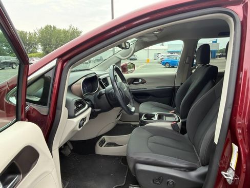 Used 2019 Chrysler Pacifica Touring Plus w/ Cold Weather Group FWD image 14