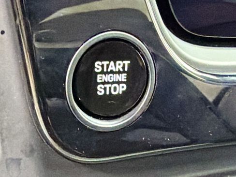 Used 2025 Porsche Cayenne image 35