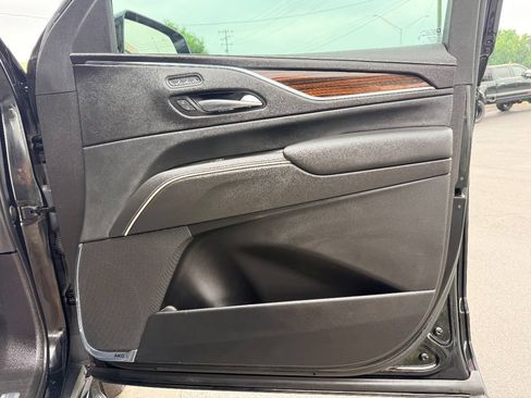Used 2022 Cadillac Escalade Premium Luxury AWD/4WD image 47