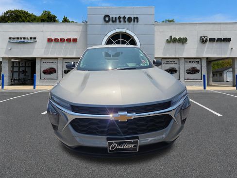 Used 2025 Chevrolet Trax LS FWD image 9