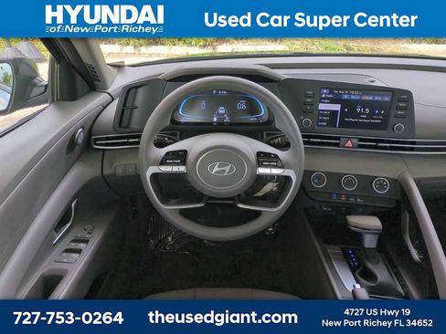 Used 2025 Hyundai Elantra SE FWD image 16