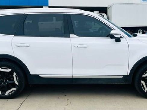 Used 2024 Kia Telluride EX w/ EX Captain's Chair Package image 2