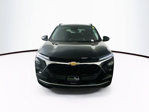 Used 2025 Chevrolet Trax LT image 2