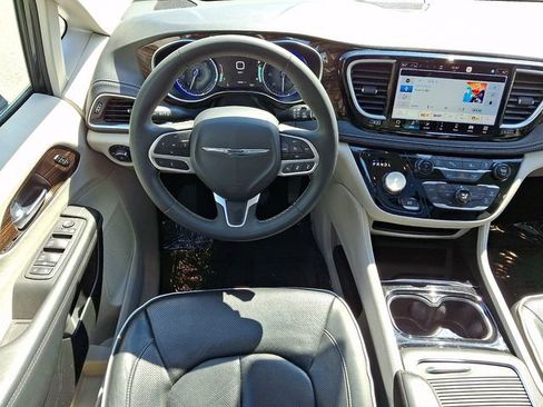 Used 2023 Chrysler Pacifica Limited FWD image 11