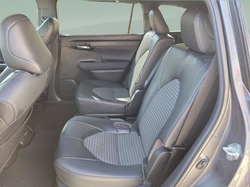 Used 2023 Toyota Highlander XSE FWD image 10