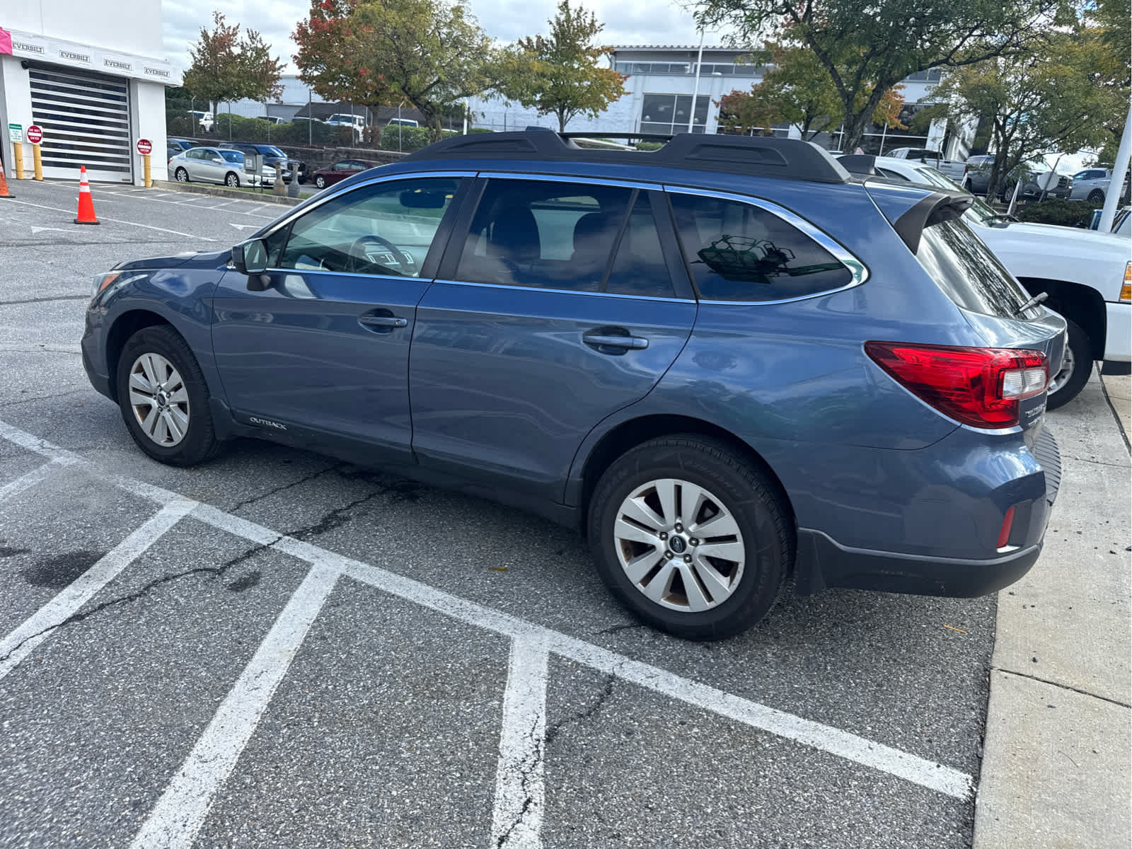 Used 2017 Subaru Outback 2.5i Premium w/ Popular Package #2 AWD/4WD image 3
