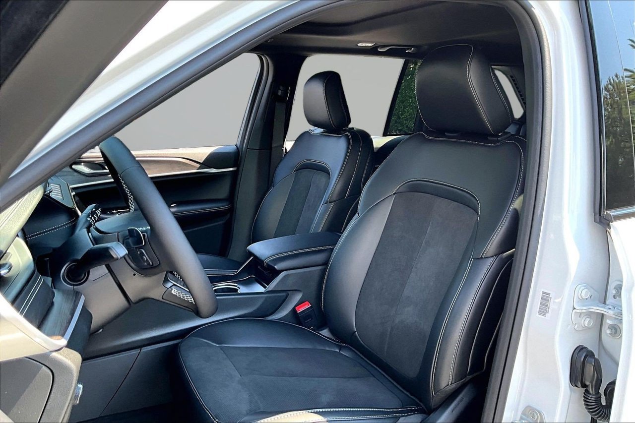 New 2027 Jeep Grand Cherokee Altitude AWD/4WD image 19