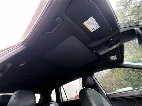 Used 2022 Volkswagen Tiguan SE R-Line image 14