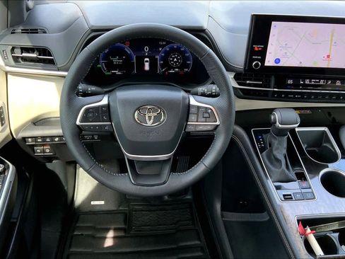 New 2025 Toyota Sienna Platinum image 6