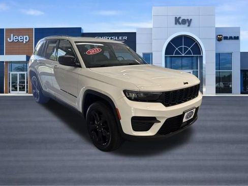 Used 2023 Jeep Grand Cherokee Altitude AWD/4WD image 11