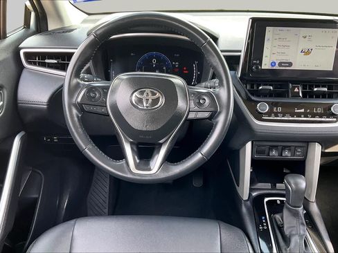 Used 2025 Toyota Corolla Cross XLE FWD image 6