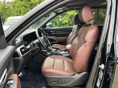 Used 2024 Kia Telluride EX w/ EX Captain's Chair Package AWD/4WD image 18