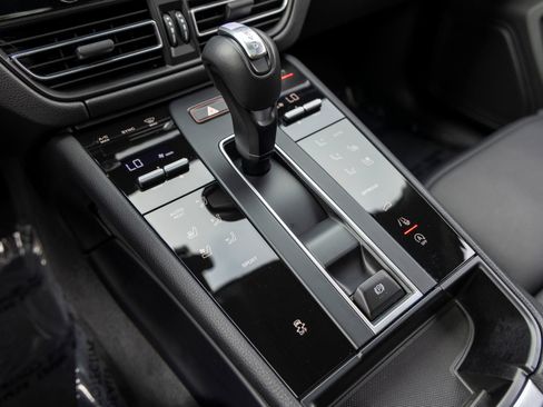 Certified 2026 Porsche Macan AWD/4WD image 43