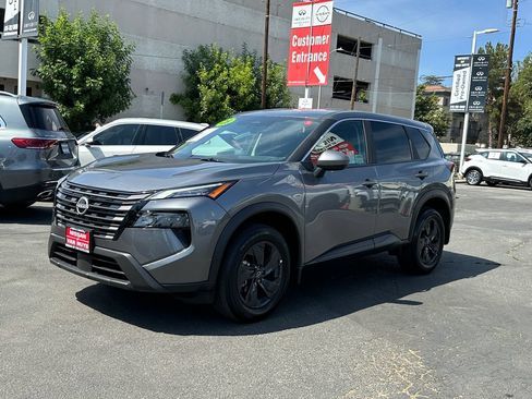 Used 2026 Nissan Rogue SV FWD image 2