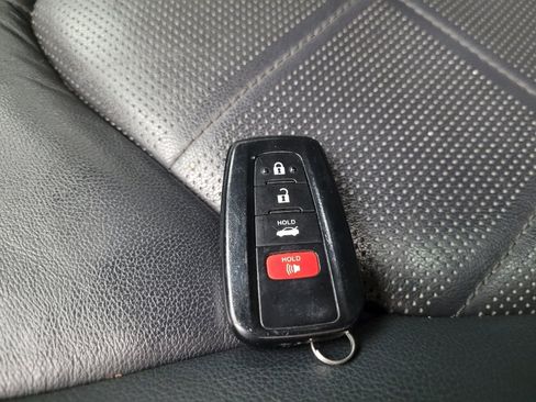 Used 2019 Toyota Camry XLE image 32