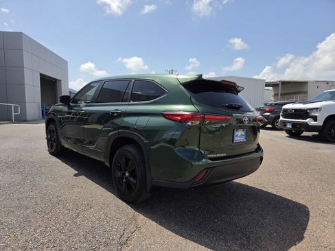 Used 2023 Toyota Highlander L FWD image 3