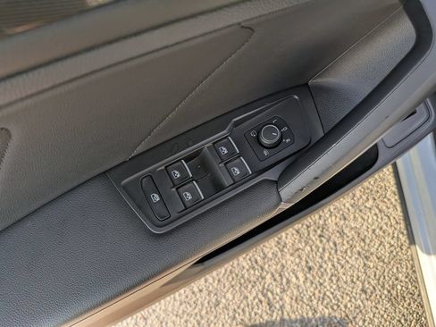 Used 2018 Volkswagen Tiguan SEL Premium FWD image 17