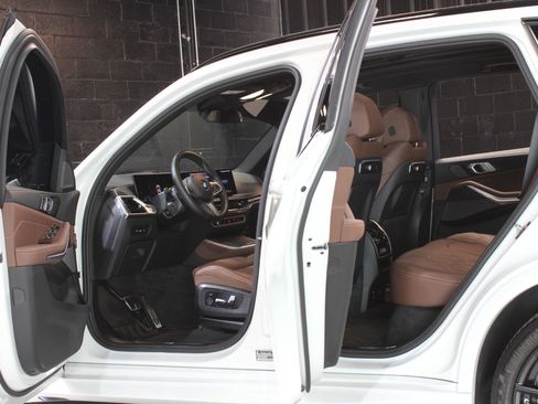 Used 2025 BMW X5 xDrive40i w/ M Sport Package image 26