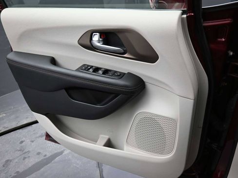 Used 2018 Chrysler Pacifica Touring-L image 11