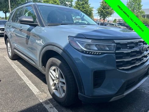 Used 2025 Ford Explorer Active AWD/4WD image 3