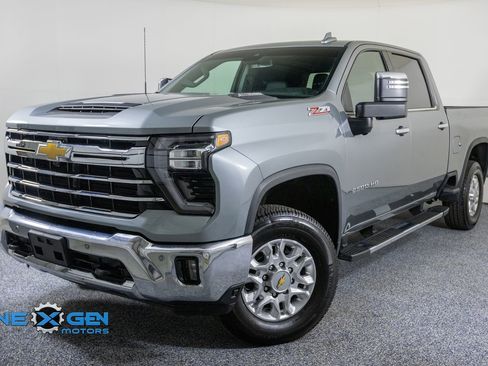 Used 2025 Chevrolet Silverado 2500 LTZ w/ LTZ Convenience Package AWD/4WD image 3