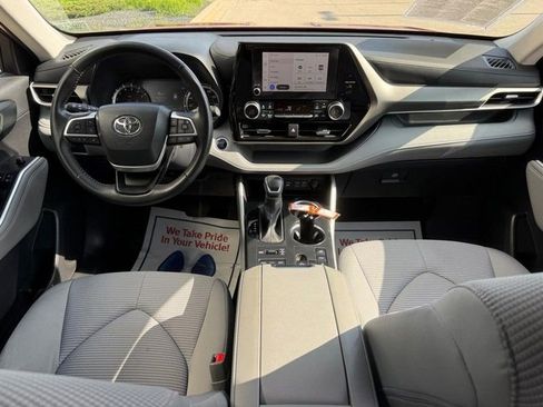 Used 2024 Toyota Highlander LE AWD/4WD image 16