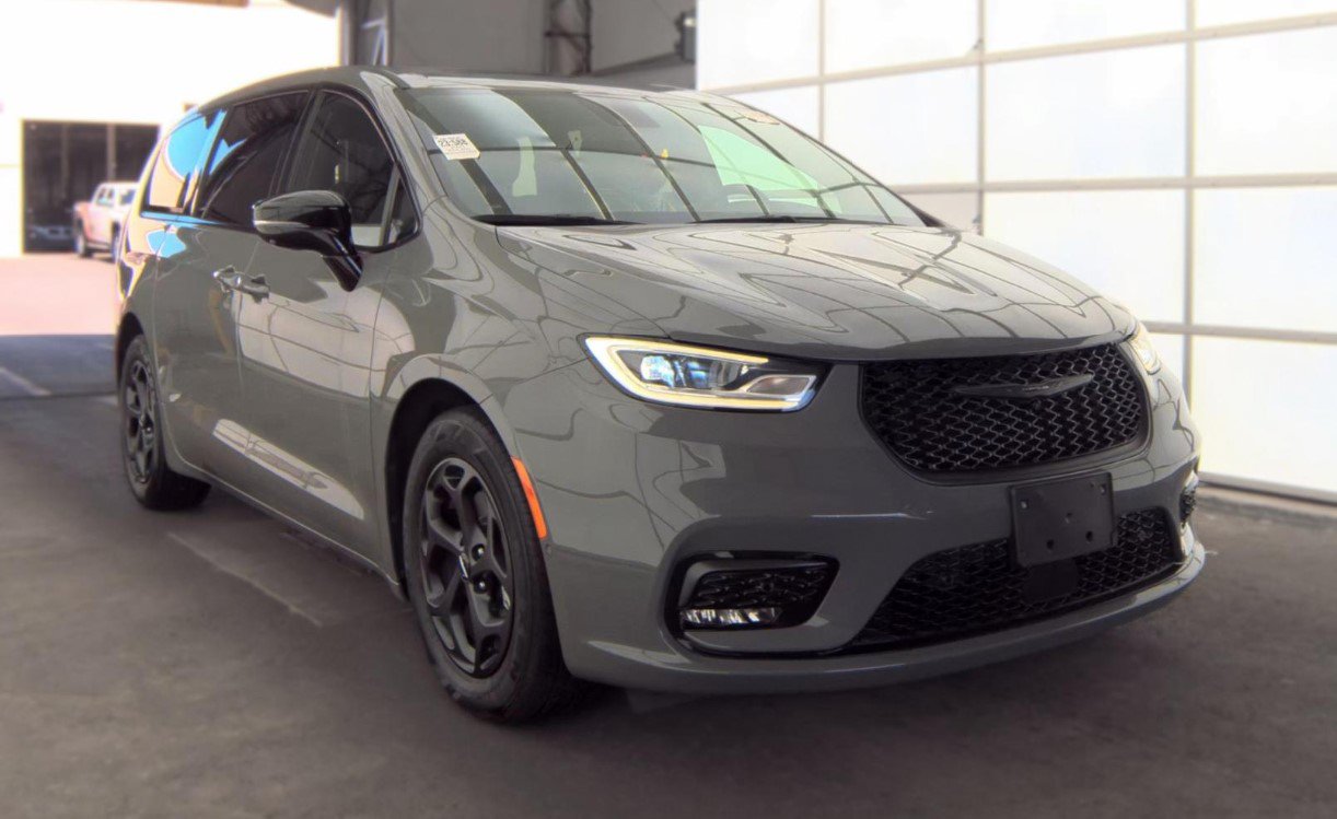 Used 2023 Chrysler Pacifica Limited w/ S Appearance Package FWD image 2