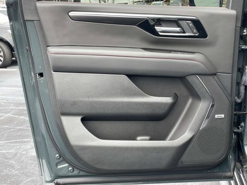 Used 2025 Chevrolet Suburban RST w/ Comfort Package image 11