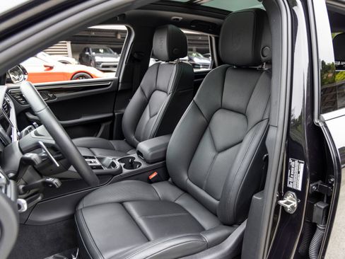 Certified 2026 Porsche Macan AWD/4WD image 5