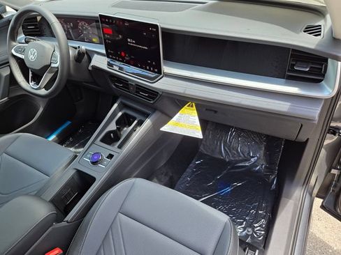 New 2026 Volkswagen Tiguan SE FWD image 14