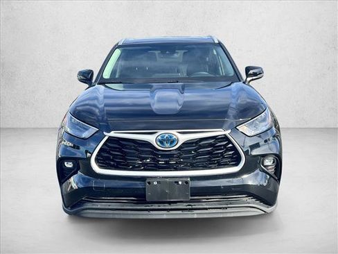 Certified 2024 Toyota Highlander XLE image 2