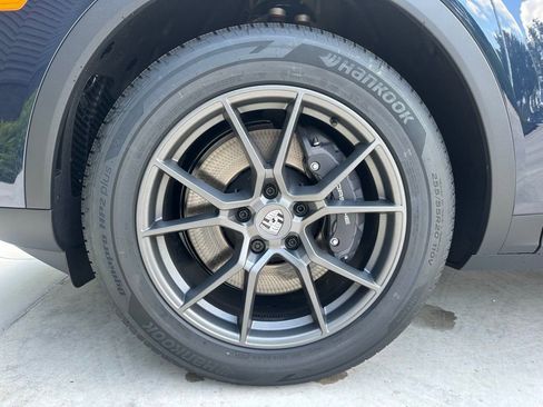 Used 2025 Porsche Cayenne image 42