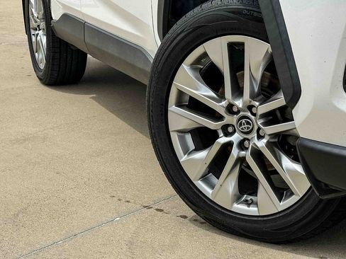 Used 2019 Toyota RAV4 XLE Premium w/ Cold Weather Package AWD/4WD image 9