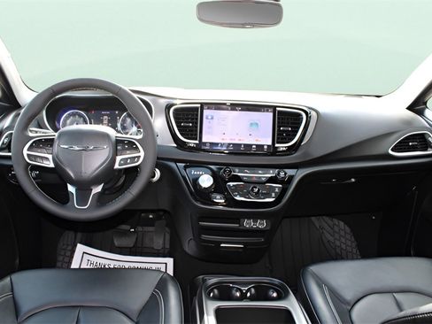 Used 2025 Chrysler Voyager LX image 23