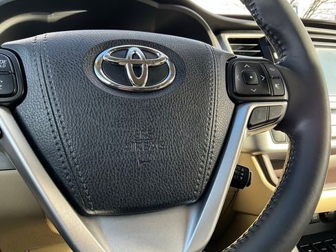 Used 2017 Toyota Highlander XLE image 22