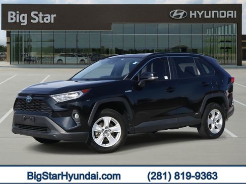 Used 2020 Toyota RAV4 XLE image 1