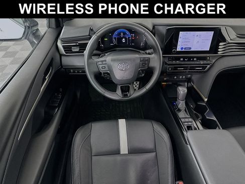 Used 2025 Toyota Camry SE image 2