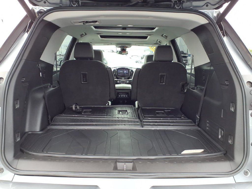 Used 2020 Chevrolet Traverse Premier w/ LPO, Blackout Package FWD image 21