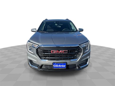 Used 2024 GMC Terrain SLE w/ Driver Convenience Package image 3