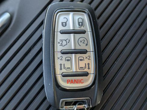 Used 2023 Chrysler Pacifica Limited image 35