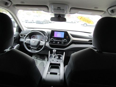 Used 2024 Toyota Highlander LE image 26