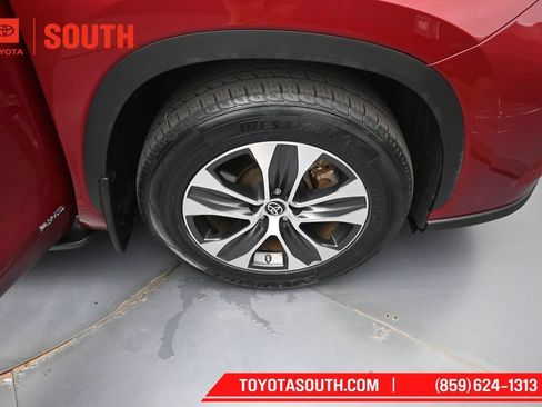 Used 2021 Toyota Highlander XLE AWD/4WD image 35