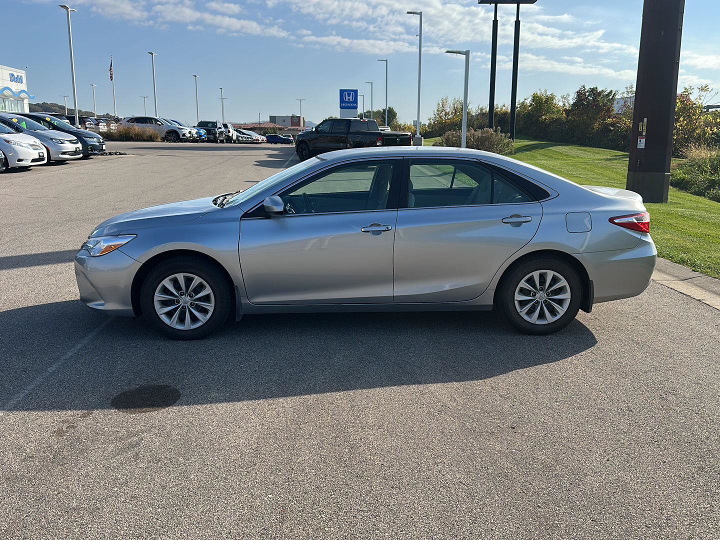 Used 2015 Toyota Camry LE FWD image 6