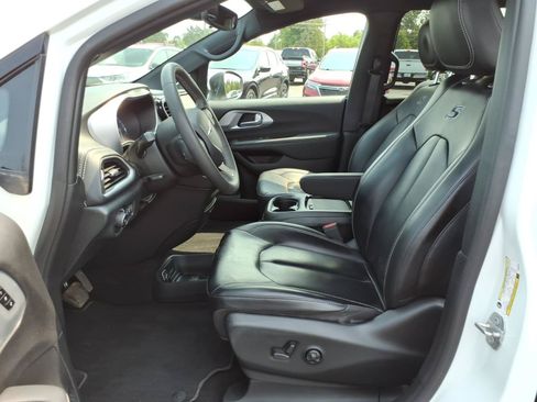 Used 2023 Chrysler Pacifica Touring-L w/ S Appearance Package AWD/4WD image 13