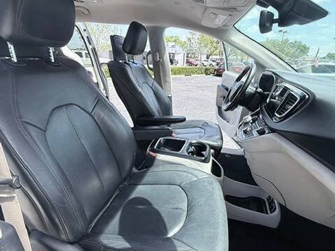 Used 2019 Chrysler Pacifica Touring-L Plus w/ Advanced Safetytec Group FWD image 15