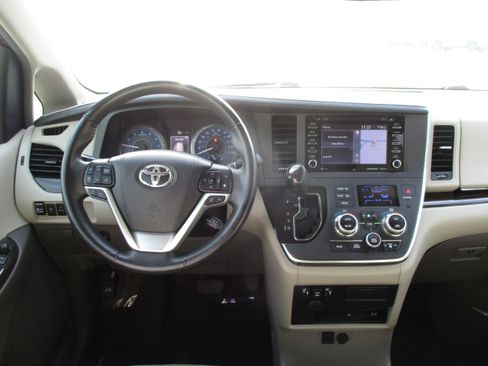 Used 2018 Toyota Sienna XLE Premium image 14