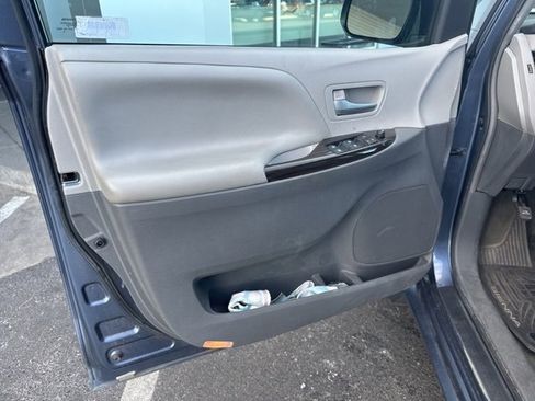 Used 2015 Toyota Sienna XLE image 7