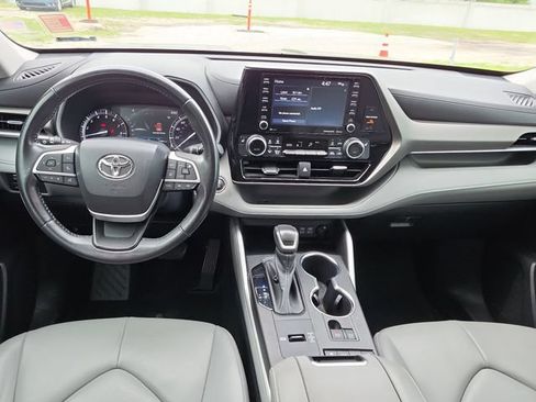 Used 2022 Toyota Highlander XLE FWD image 9