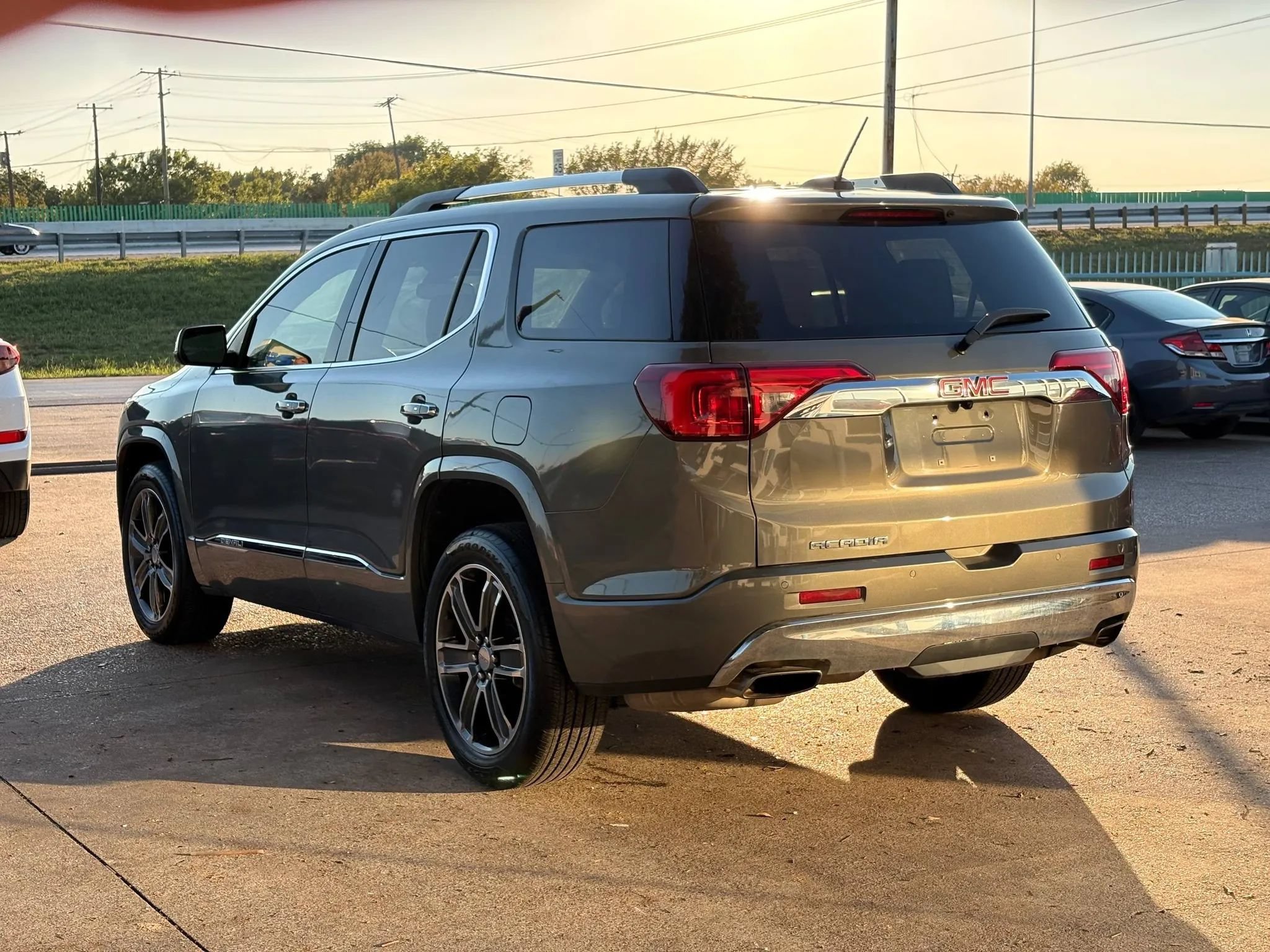 Used 2018 GMC Acadia Denali w/ Technology Package FWD image 5